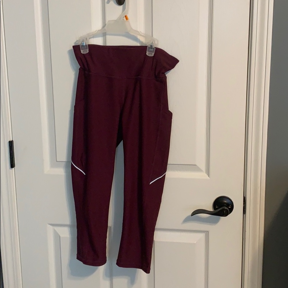 Xersion maroon capris